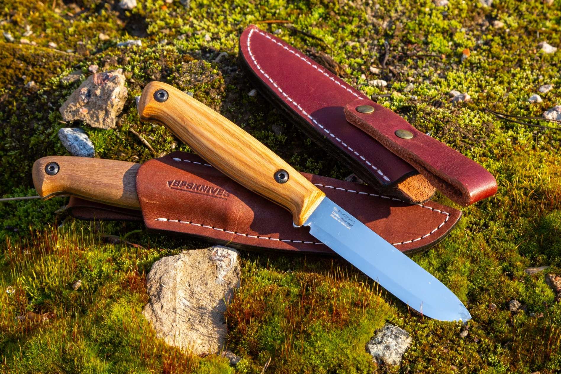knife for hiking with leather sheat
