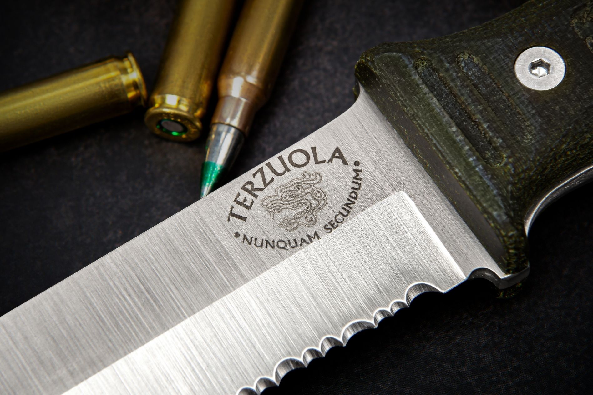 Knife with high-carbon steel D2